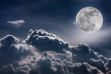Gece gökyüzü bulutlar ve parlak dolunay ile parlak.  