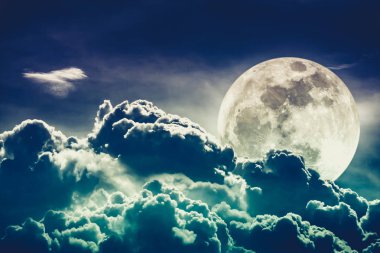Gece gökyüzü bulutlar ve parlak dolunay ile parlak.  