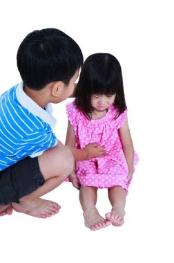 Sarılma ve bir kız kardeşi ağlayarak yatıştırıcı ağabeyi. Beyaz arka plan üzerinde izole.