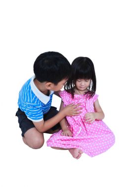 Sarılma ve bir kız kardeşi ağlayarak yatıştırıcı ağabeyi. Beyaz arka plan üzerinde izole.