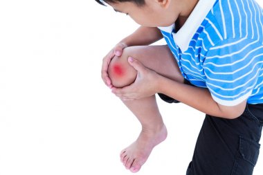 Diz yaralı çocuk portre. Beyaz arka plan üzerinde izole. 