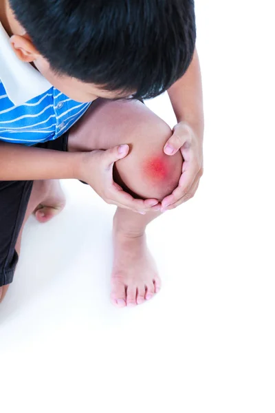 Primer plano del niño lesionado en la rodilla. Aislado sobre fondo blanco . — Foto de Stock