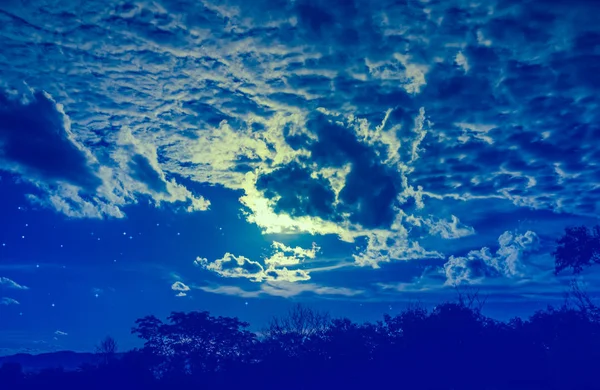 Vonzó a csodálatos kék sötét éjszakai égbolton csillagok és felhős — Stock Fotó