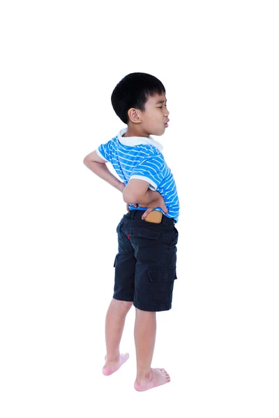 アジアの子が彼のより低い背部の筋肉をこするします。白い背景に分離. — ストック写真