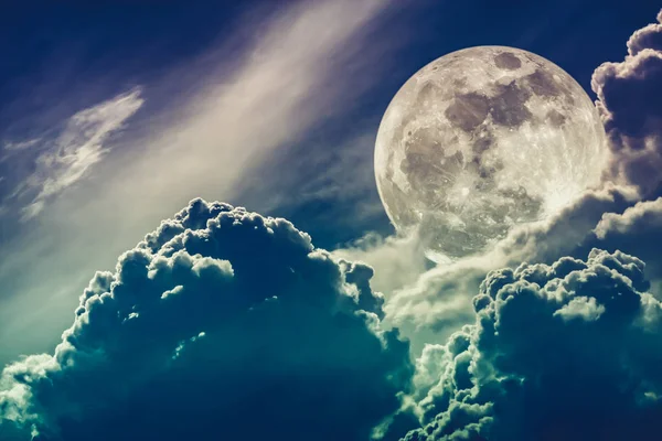 Nighttime sky with clouds and bright full moon with shiny. — Stock Photo, Image