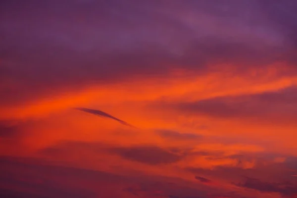 Fundo da natureza. Céu vermelho à noite e nuvens. Pôr do sol bonito e colorido — Fotografia de Stock