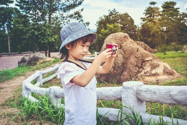 Gelukkig Aziatisch meisje ontspannen buiten overdag, reizen op vakantie. — Stockfoto