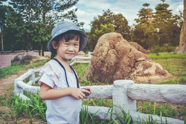 Gelukkig Aziatisch meisje ontspannen buiten overdag, reizen op vakantie. — Stockfoto