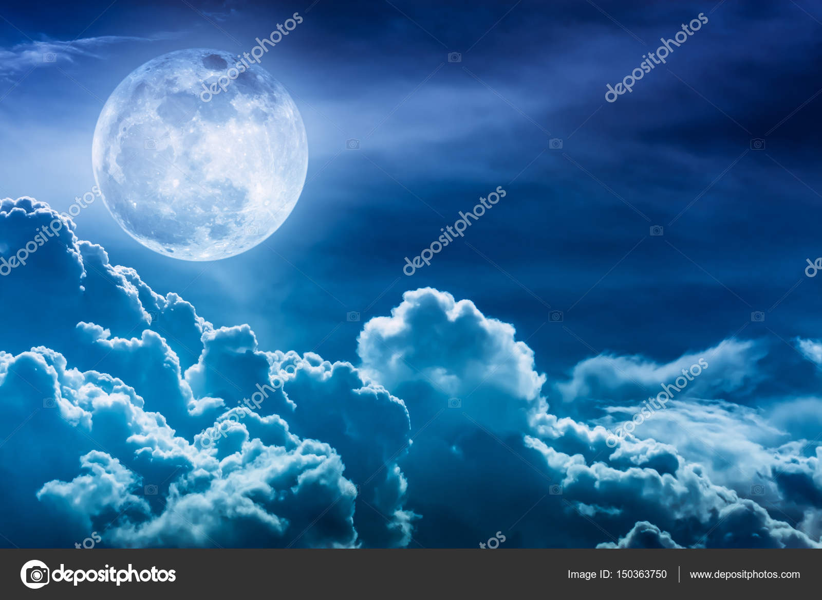 夜空の雲と光沢のある明るい満月 ストック写真 C Kdshutterman