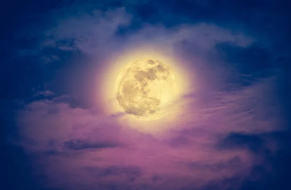 Céu noturno com nuvens e lua cheia brilhante. Efeito vintage t — Fotografia de Stock