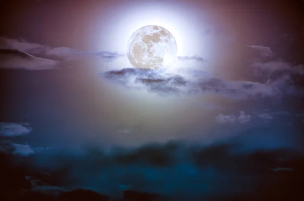 Нічне небо з хмарами і яскравий повний місяць з блискучою . — стокове фото