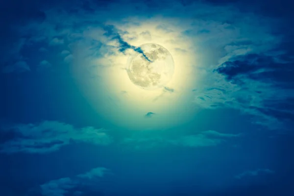 夜空の雲と光沢のある明るい満月. — ストック写真