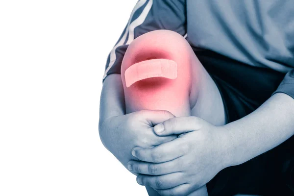 Close-up van kind knie met een pleister en een blauwe plek. Sport concept op het gebied van letsel en gezondheidszorg. — Stockfoto