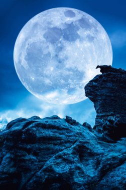 Boulder mavi gökyüzü bulutlar ve güzel dolunay ile karşı.