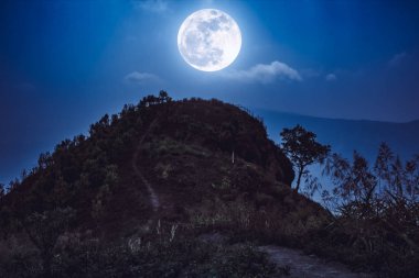 Dağ doruklarına manzara. Hill ve dolunay üst geçit.