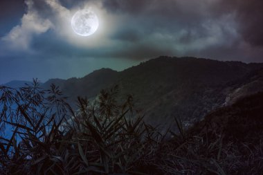 Dağ doruklarına gökyüzü ve güzel dolunay. Sepya rengi. 