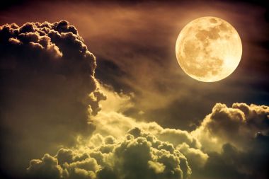 Gece gökyüzü bulutlar ve parlak dolunay ile parlak. Sepya sesi.