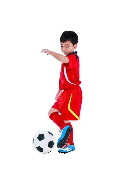 Jovem jogador de futebol asiático com bola de futebol. Isolado sobre fundo branco . — Fotografia de Stock