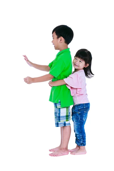 Asiatische Schwester umarmt seinen Bruder glücklich lächelnd, isoliert auf weißem Hintergrund. — Stockfoto
