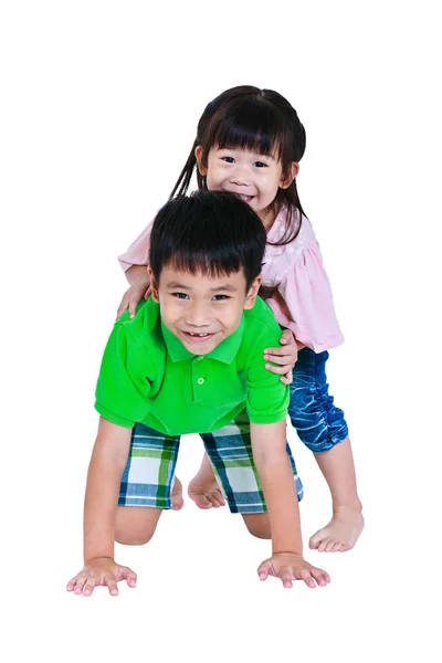 Asiático gentilmente irmão abraçando sua irmã sorrindo feliz juntos, isolado no fundo branco . — Fotografia de Stock
