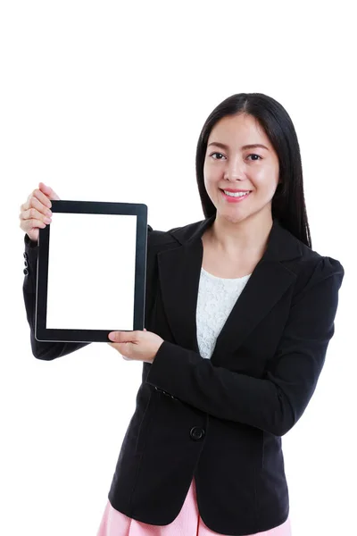 Asiatisk kvinna håller digital tablett och leende. Isolerad på vit bakgrund. — Stockfoto