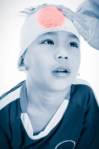 Sportowiec azjatycki chłopiec z urazem głowy. Na białym tle. — Zdjęcie stockowe