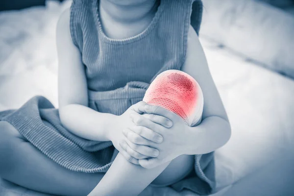 Kind verletzt. Wunde am Knie des Kindes mit Verband. Humanes Gesundheits- und Medizinkonzept. — Stockfoto
