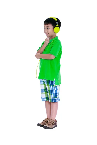 Kulaklıklarla, mutlu Asyalı çocuk izole beyaz arka plan üzerinde. — Stok fotoğraf