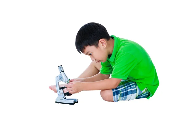 Całego ciała azjatycki dziecko z mikroskopem preparaty biologiczne — Zdjęcie stockowe