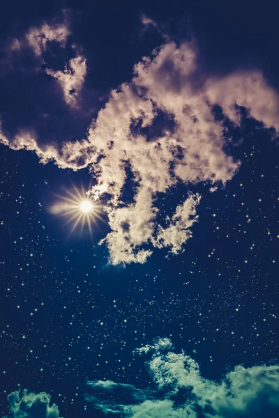 Erstaunliche dunkle Nachthimmel mit vielen Sternen, heller Vollmond und bewölkt. — Stockfoto