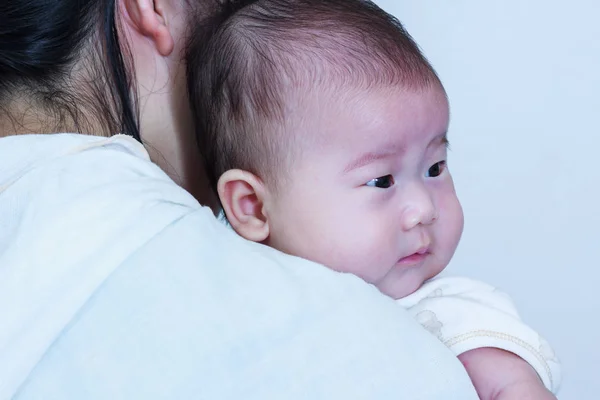 Aziatische meisje rusten op de schouder van haar moeder. Moederdag viering. — Stockfoto