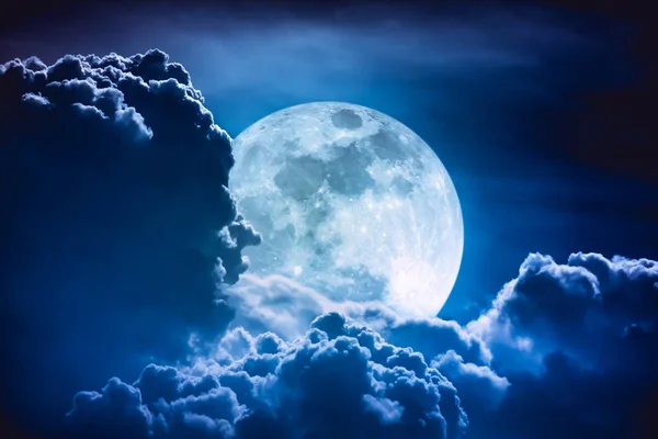 Super lua. Céu noturno com nuvens e lua cheia brilhante . — Fotografia de Stock