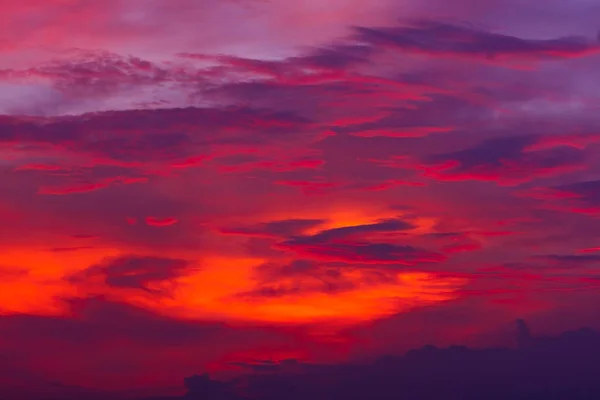 Fondo de la naturaleza. Cielo rojo por la noche y nubes. Hermoso y colorido atardecer —  Fotos de Stock