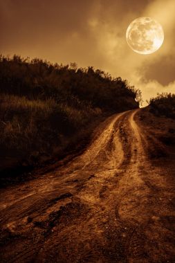 Güzel dolunay çamurlu bir yol ile doğa manzara.