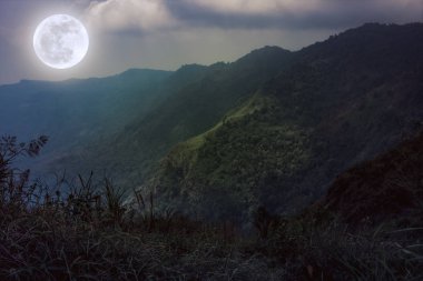 Dağ doruklarına gökyüzü ve güzel dolunay. Sepya rengi. 