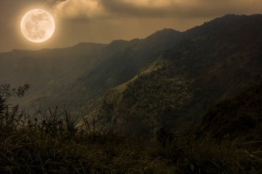 Dağ doruklarına gökyüzü ve güzel dolunay. Sepya rengi.