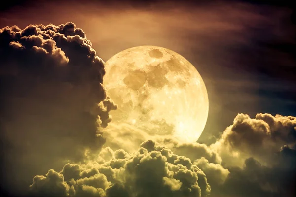 Nachthimmel mit Wolken und heller Vollmond mit Glanz. Sepiatonus. — Stockfoto