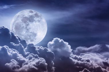 Gece gökyüzü bulutlar ve parlak dolunay ile parlak.  