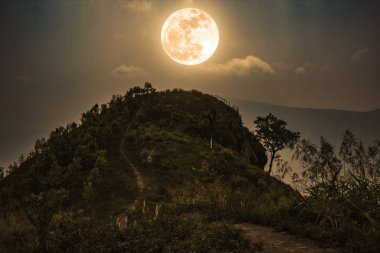 Dağ doruklarına manzara. Hill ve dolunay üst geçit.