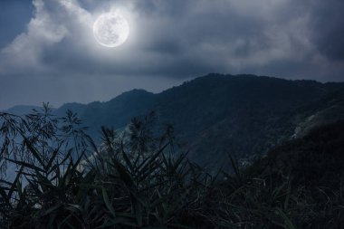 Dağ doruklarına mavi gökyüzü ve güzel dolunay ile.
