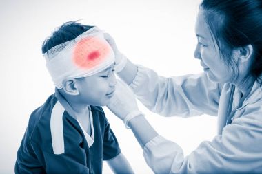 Spor yaralanma. Beyaz baş hasta üzerinde bir bandaj doktor yapıyor.