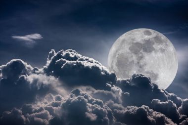 Gece gökyüzü bulutlar ve parlak dolunay ile parlak.  