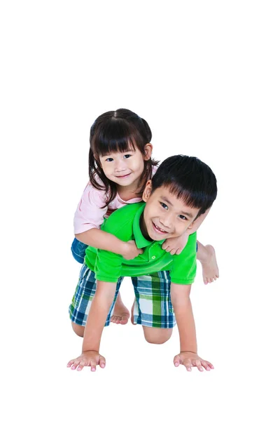 Ázsiai Kedves bátyám, átölelve a húga, mosolygós boldog együtt, — Stock Fotó