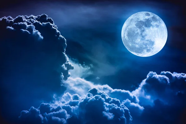 Céu noturno com nuvens e lua cheia brilhante com brilhante . — Fotografia de Stock