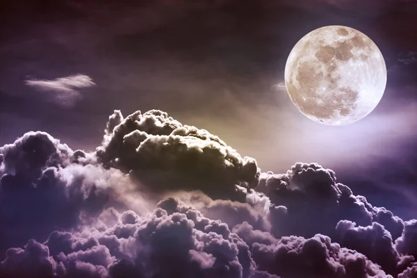 Nachthimmel mit Wolken und heller Vollmond mit glänzenden. — Stockfoto