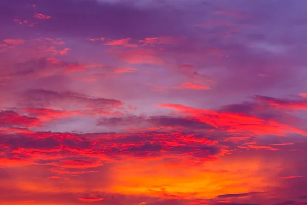 Φύση φόντο. Κόκκινος ουρανός το βράδυ και σύννεφα. Όμορφο και πολύχρωμο Ανατολή. — Φωτογραφία Αρχείου