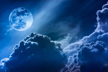 Gece gökyüzü bulutlar ve parlak dolunay ile parlak.  