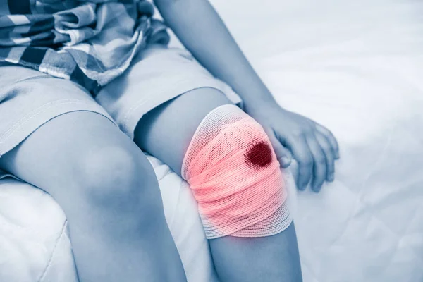 Kind gewond. Wond op kind knie met pleister. Menselijke gezondheidszorg en geneeskunde concept. — Stockfoto