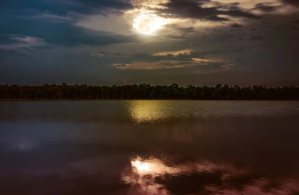 Lua cheia com reflexo no mar. Bela natureza fundo . — Fotografia de Stock