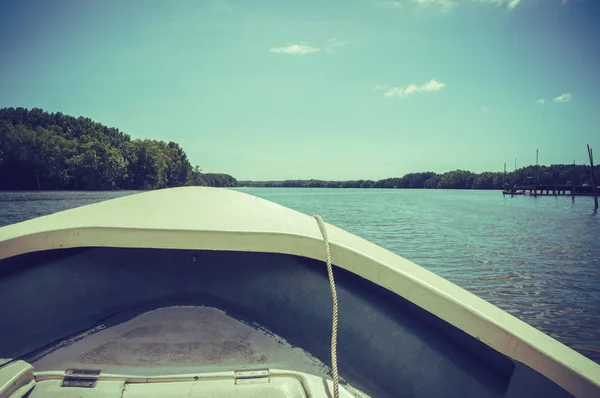 Viajando no rio com pequeno barco, dia de verão. Vinheta e tom vintage . — Fotografia de Stock